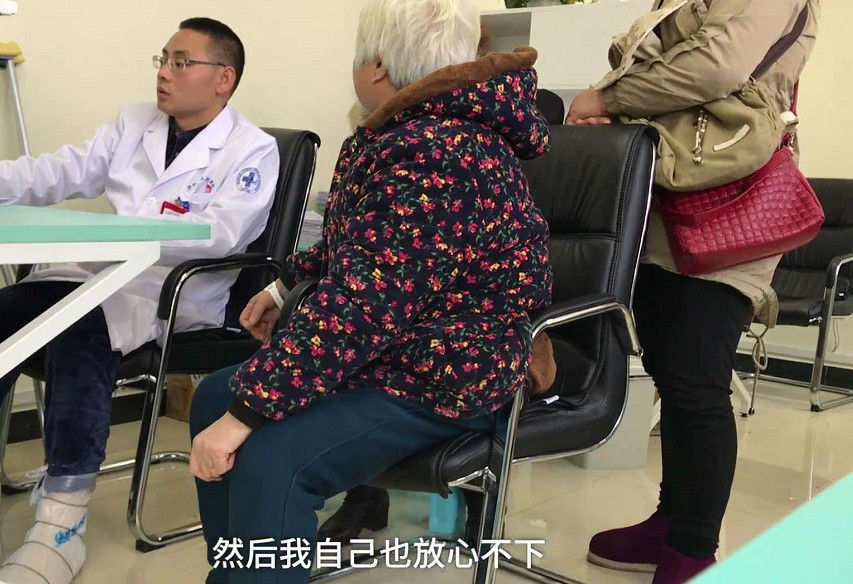 骨科医生骨折拄拐杖上班,患者:我病快好了,你好点了吗