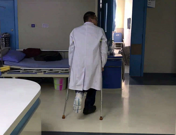骨科医生骨折拄拐杖上班,患者:我病快好了,你好点了吗