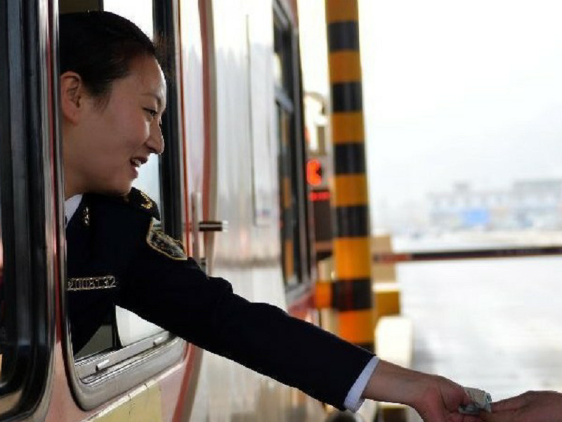 上高速取卡时,不要做这个动作,或面临扣2分并罚款200!