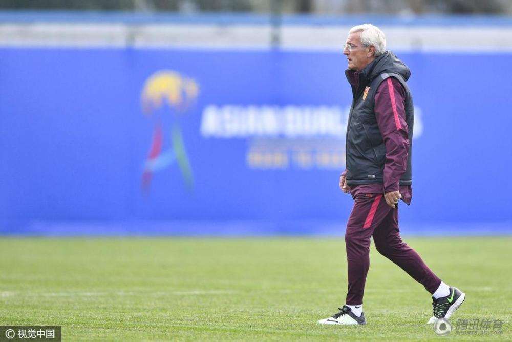 里皮带国足首次训练!淡定微笑秀球技