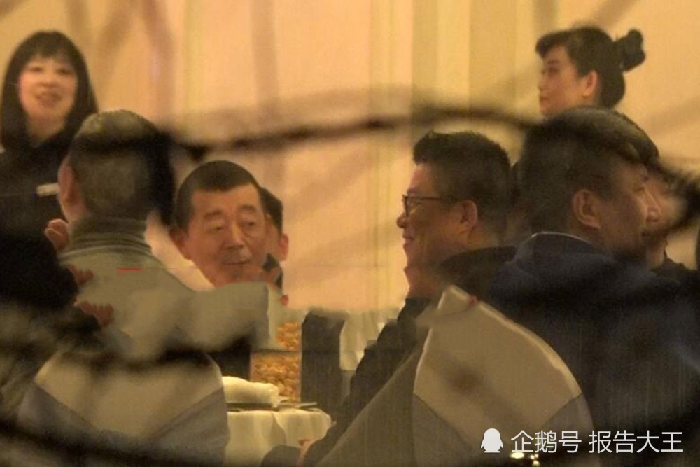 王中军,冯小刚,顾长卫和苏芒坐在一桌,王中军笑容满面,显然没有受到