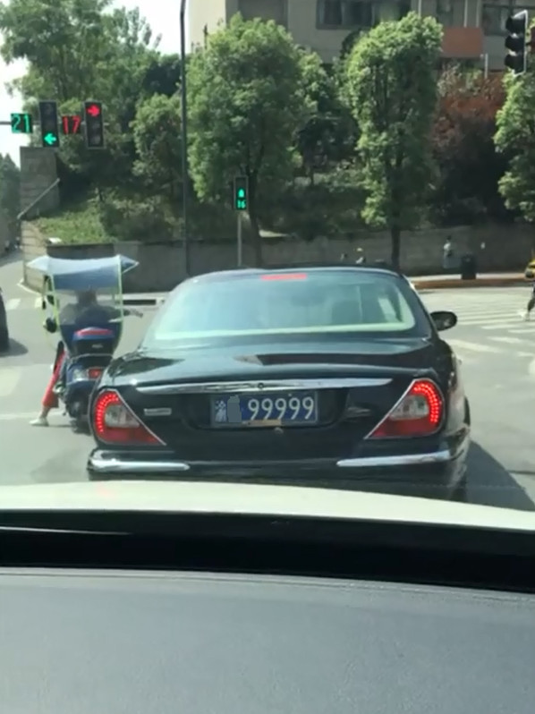 百万捷豹现重庆街头,看到车牌照还是远离点,网友:第一