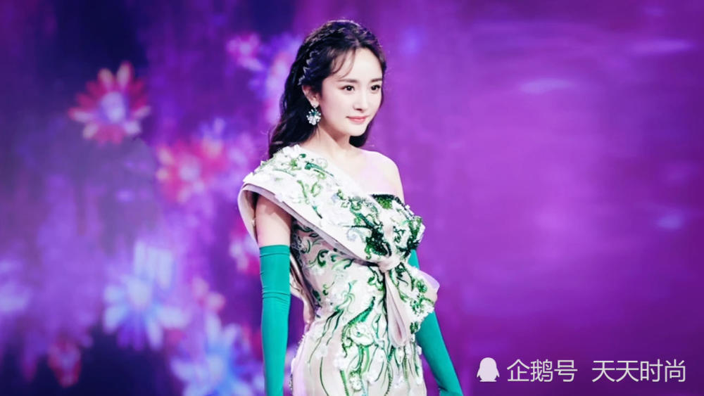 明星杨幂春晚唯美礼服造型曝光,东方古典之美气质尽显