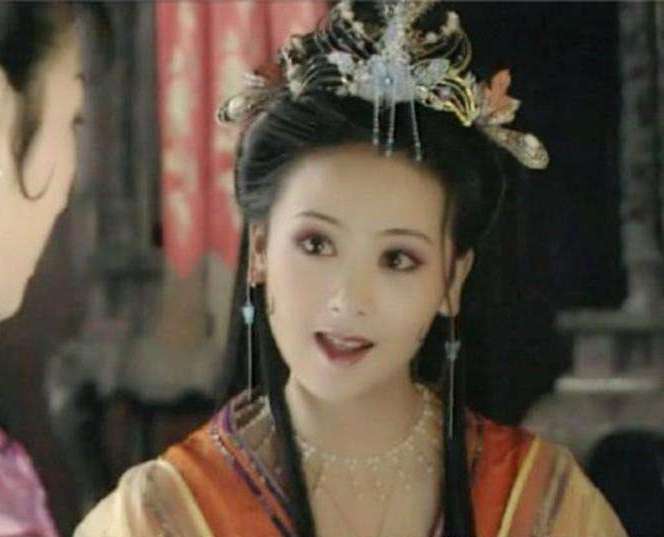 黄奕的李玉湖和李琳的杜冰雁谁美?一个梳花卷髻,一个有狐狸卷