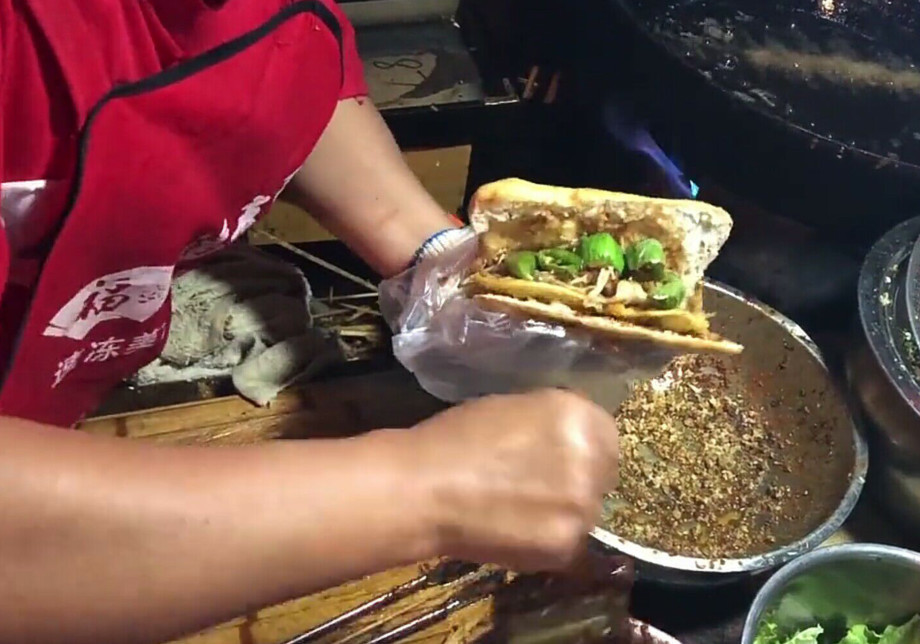 河南地区的布袋馍配炸串太吸引人,大姐摆摊一晚上能卖