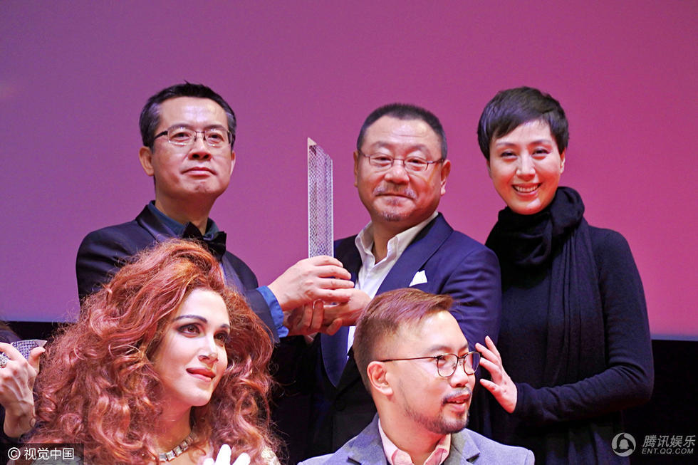 打败范伟 东京电影节影帝裙装长发亮相