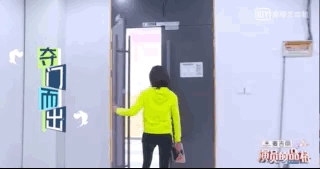摔门▼何止是窜到脑门,怒气冲冲的姜卓君开启了暴走三连模式.
