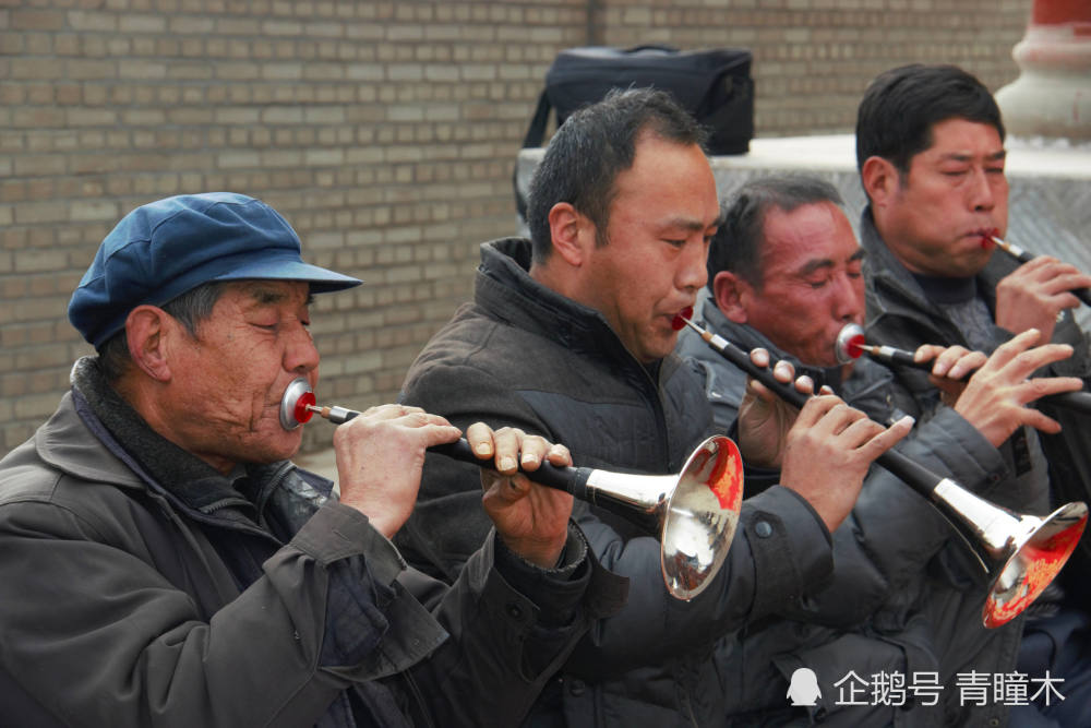 深情火辣的唢呐声里,是董氏后人们对祖上的感念和感恩,对祖国大地