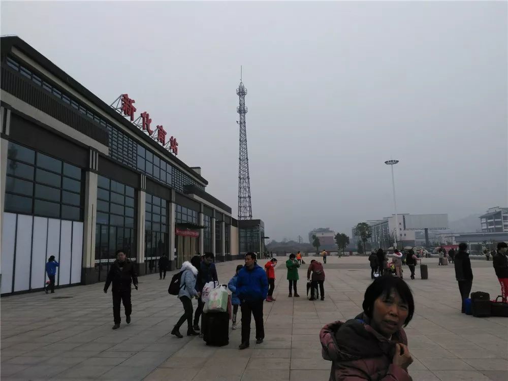 高铁车门关闭前一秒蹦出一男孩!结果