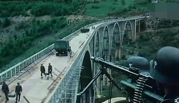 曾经风靡一时的南斯拉夫影片《桥》,简直就是神剧