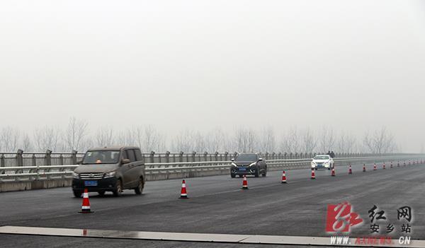 缓解春运交通压力 安乡县长岭大桥临时通车