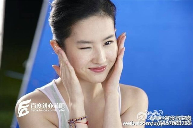 刘亦菲拍照就用这一个动作，甩翻其他女星几条街！