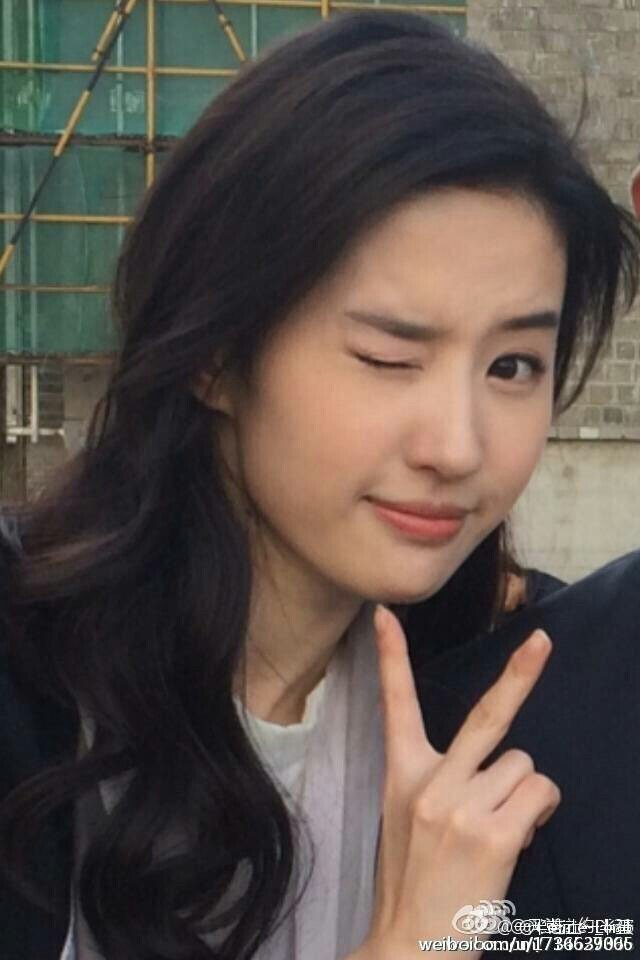 刘亦菲拍照就用这一个动作，甩翻其他女星几条街！