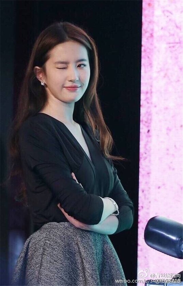 刘亦菲拍照就用这一个动作，甩翻其他女星几条街！