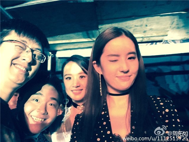 刘亦菲拍照就用这一个动作，甩翻其他女星几条街！