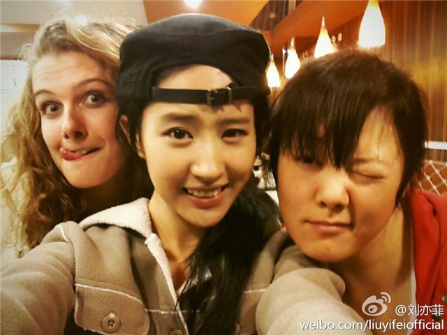 刘亦菲拍照就用这一个动作，甩翻其他女星几条街！