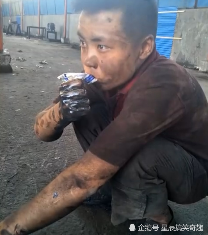 搞笑gif:修车小伙吃冰袋,这一幕看的让人心酸