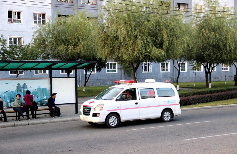 图为朝鲜平壤街头的一辆救护车,车辆非常的小.