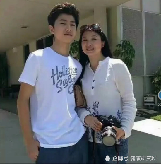 本以为蔡徐坤妈妈够美了,看了陈立农和妈妈的合照,粉丝炸锅了!