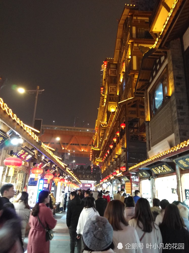 人群熙熙攘攘,东西不贵以旅游等小商品为主.