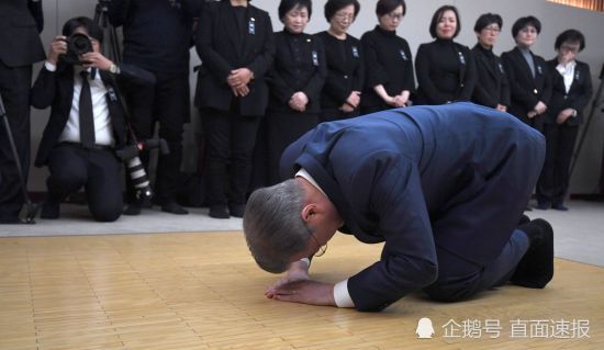 文在寅磕头吊唁已故慰安妇老人:像蝴蝶一样飞走吧
