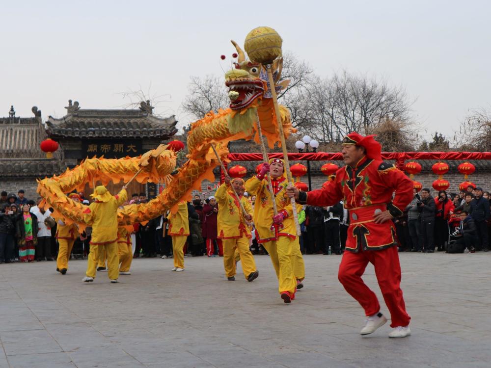 农村春节习俗:舞龙表演场面壮观,你的家乡有这样的习俗吗?