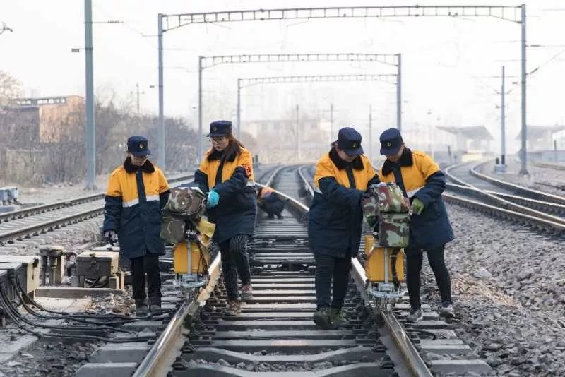 2019年春运,中国铁路北京局集团有限公司北京站客运人员正在候车室内