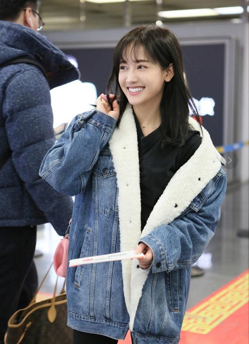 28岁郑湫泓衣品太好,穿露脐装秒变"小腰精",成功美成初恋脸
