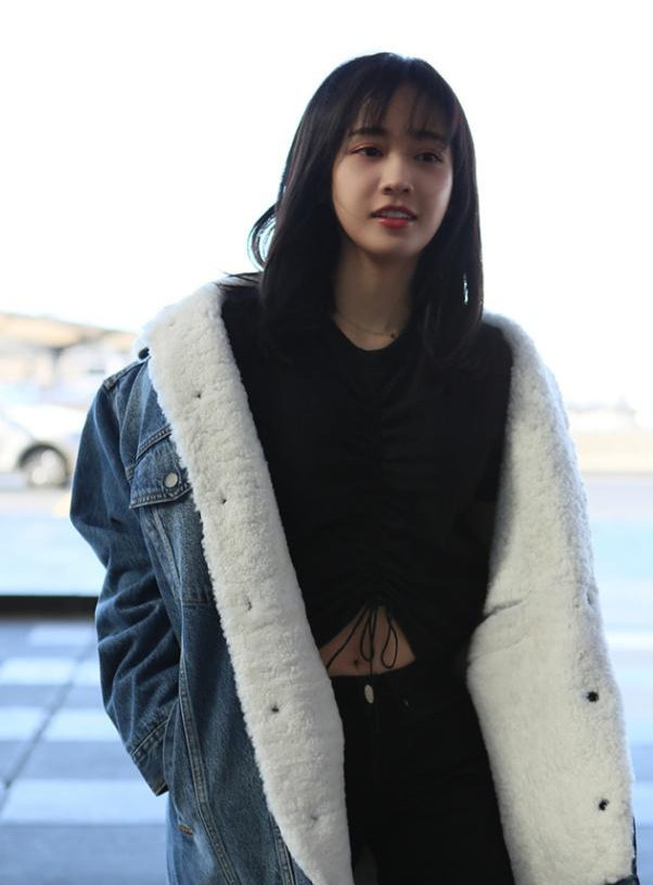 28岁郑湫泓衣品太好,穿露脐装秒变"小腰精",成功美成初恋脸