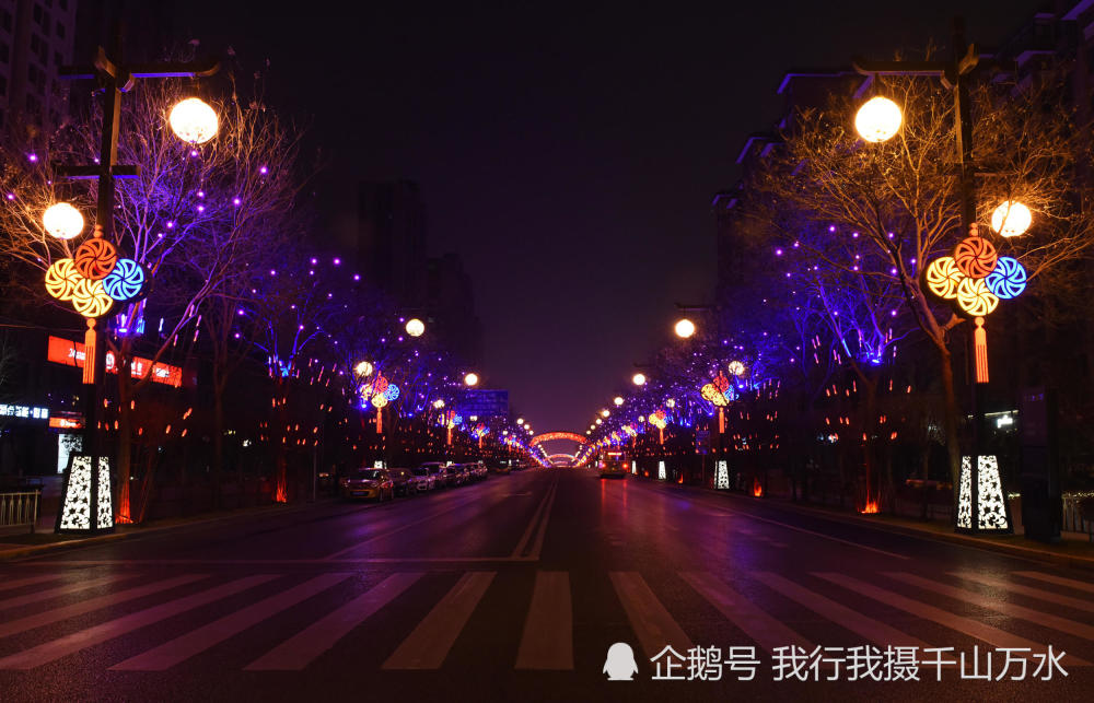 曲江"大唐盛世"夜景亮化金地广场,旁边网红一条街成打卡基地