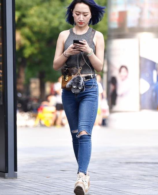 偶遇牛仔裤小姐姐,气质十足,走路都这么个性