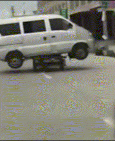 当时我一下子站起来,用手掸了掸,就在我准备掏纸巾的时候,只见同桌她