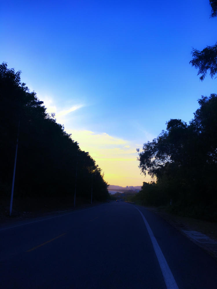 路的尽头一定是一片晴天.