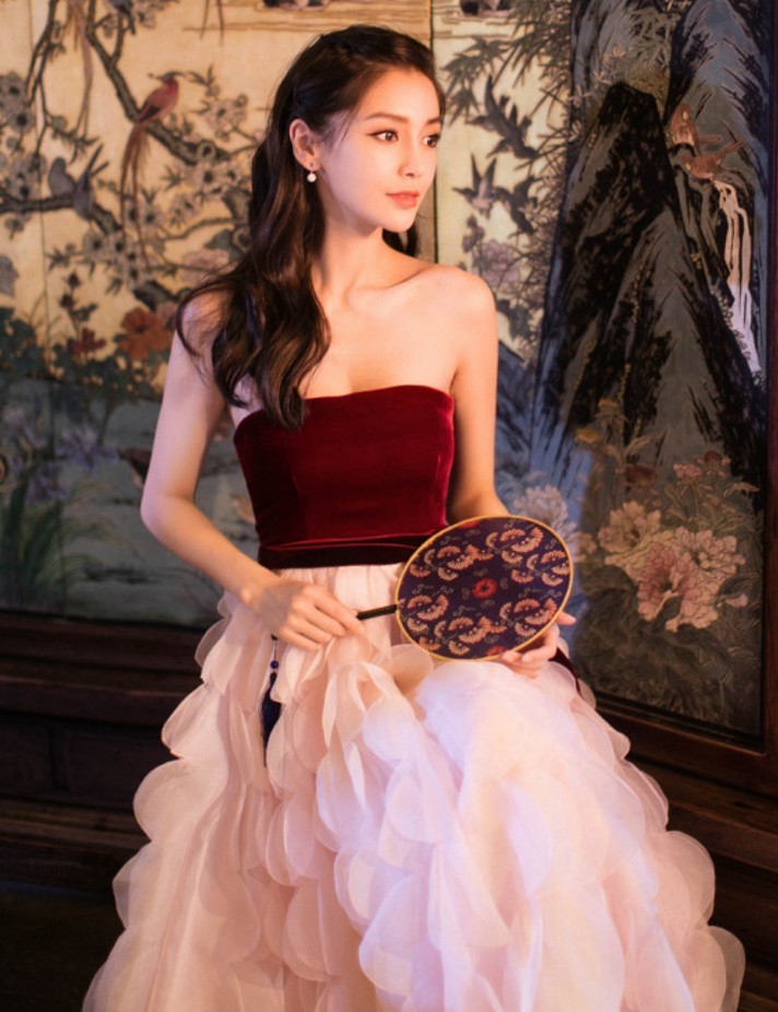 杨颖波浪卷配"花瓣裙",嫩成19岁的样子,如此幸福是有道理的