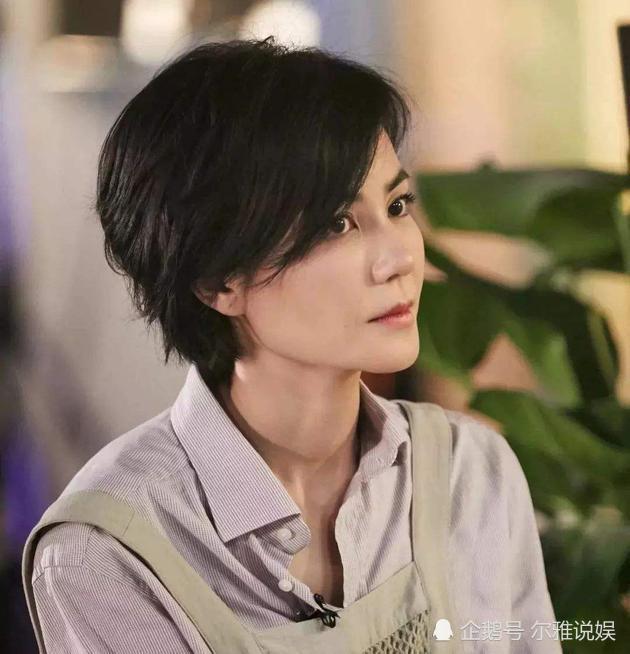 王菲为什么一直只留短发?当她蓄起了齐腰的长发,这不是一个人吧