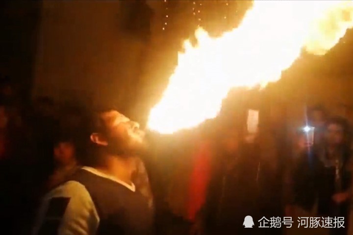 印度男子表演喷火结果嘴巴着火,网友笑喷"打肿了脸才灭火"