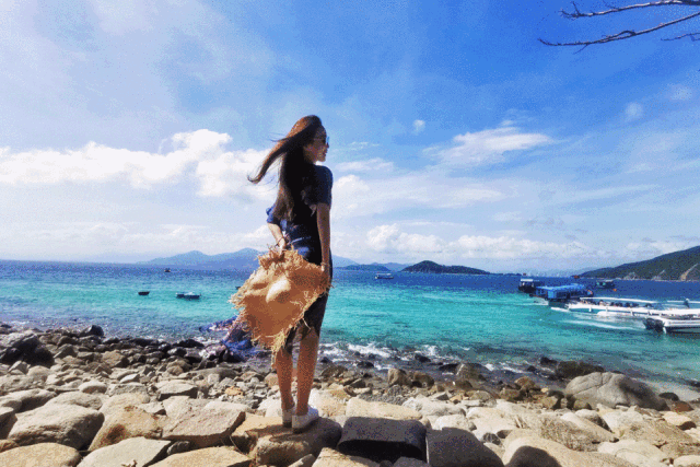我换上比基尼在芽庄的碧海蓝天里等
