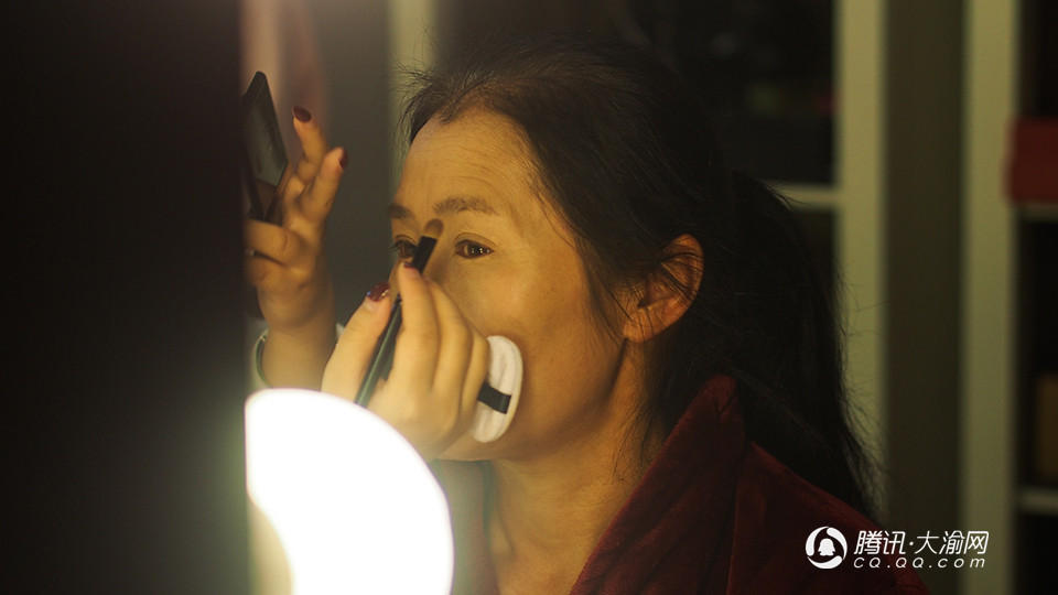 神奇！清洁工阿姨们拍写真 1秒变身摩登女郎(图)