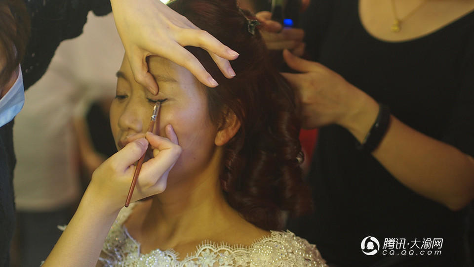 神奇！清洁工阿姨们拍写真 1秒变身摩登女郎(图)