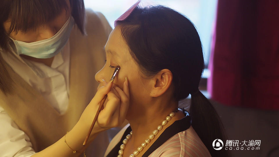 神奇！清洁工阿姨们拍写真 1秒变身摩登女郎(图)