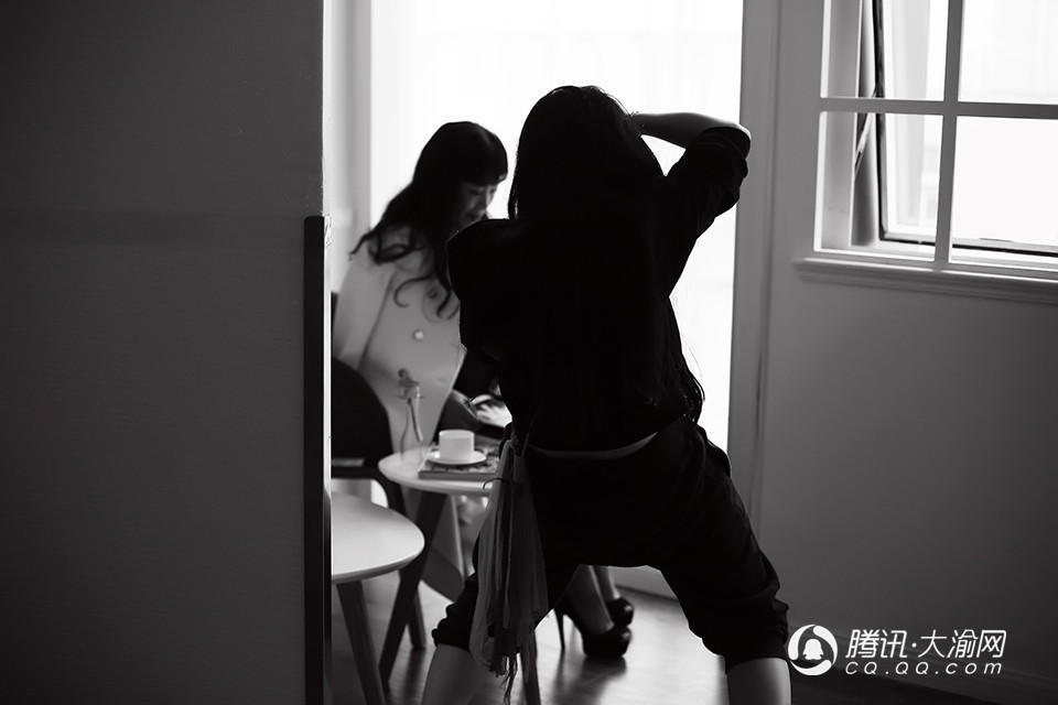 神奇！清洁工阿姨们拍写真 1秒变身摩登女郎(图)