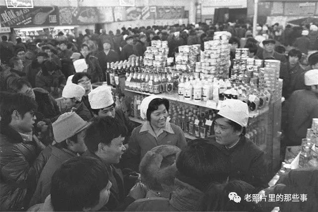 1986年春节的崇文门菜市场.