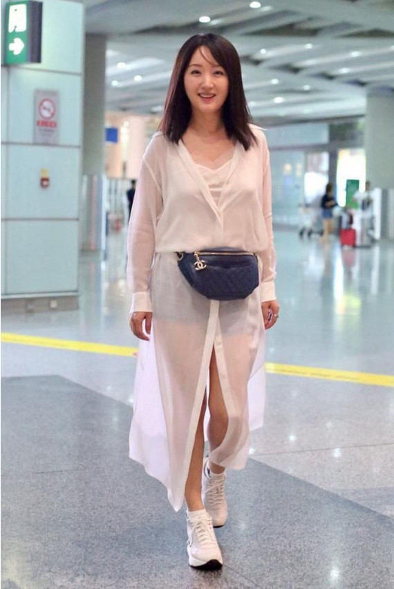 杨钰莹越来越漂亮了,穿白色连衣裙亮相机场,47岁了还敢这么穿