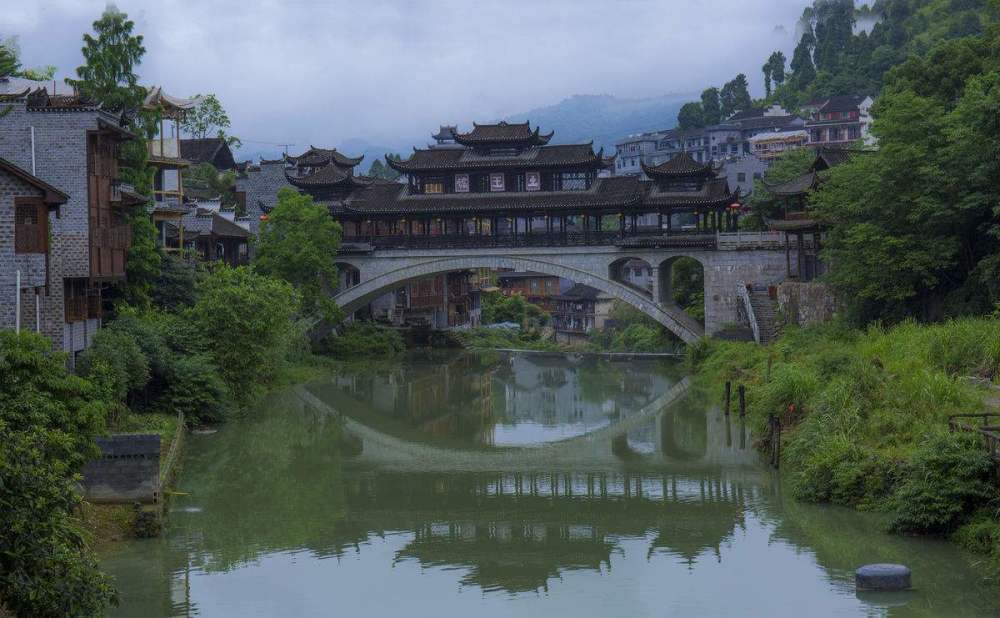 湘西芙蓉镇挂在瀑布上的千年古镇,比凤凰更原始,好山好水好文脉