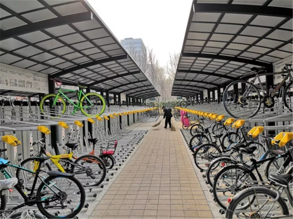 自行车停放处,骑车到d口的人需要穿过马路到其他三个地铁口附近的停车