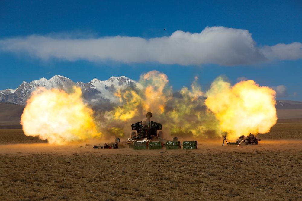 解放军装备新型炮弹,射出去后不爆炸,飘在空中窥探敌人