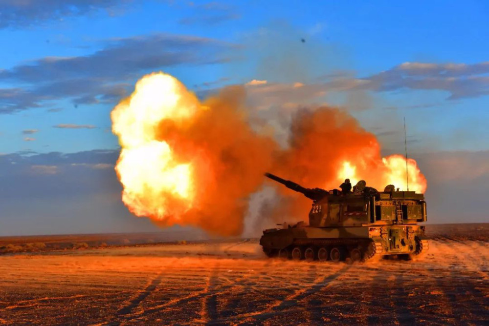 解放军装备新型炮弹,射出去后不爆炸,飘在空中窥探敌人