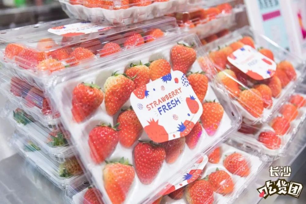 浓浓草莓风从柜台前摆放的盒装草莓开始就能感受到,似乎空气中甜腻的