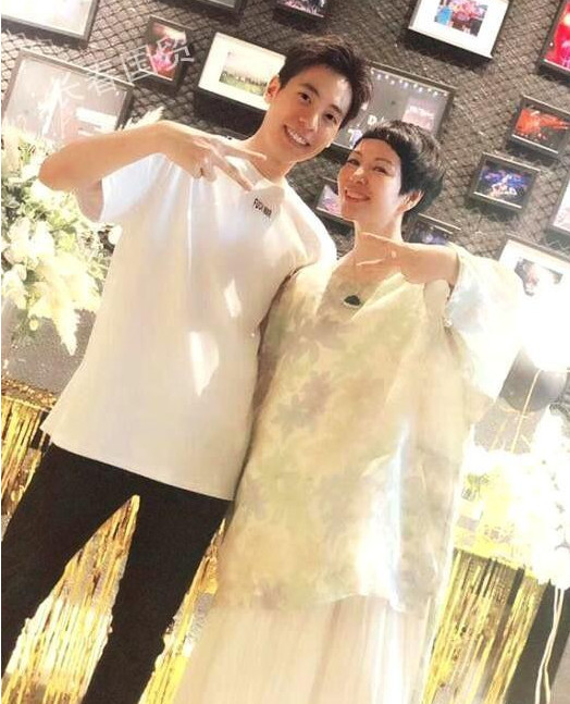 如今50岁的解晓东与妻子余佳恩结婚已有27年,婚后幸福美满,而21岁