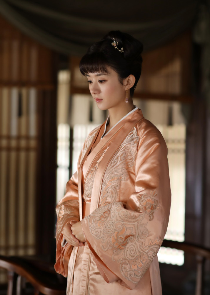 《知否知否》明兰未出阁少女装扮剧照,这么甜的妞是草莓做的吧!